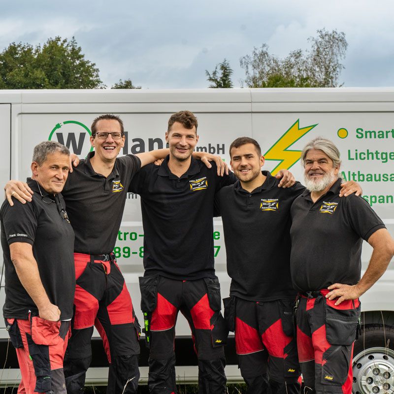 Team der Elektroinstallationen Klaus Wieland GmbH vor dem Firmenfahrzeug