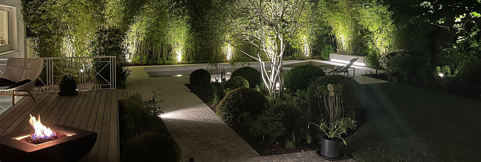 Stimmungsvolle Garten- und Außenbeleuchtung mit Akzentlicht, geplant und installiert von Elektro Wieland